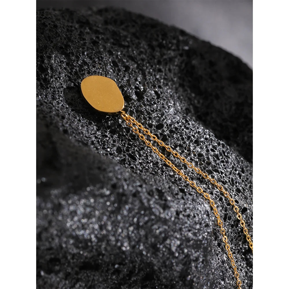 Minimalist opal pendant necklace in gold